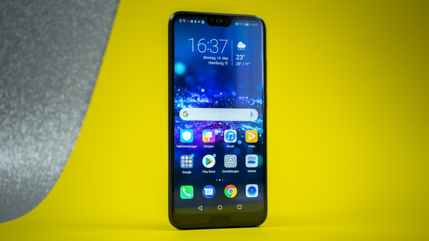 Тонкий смартфон Honor 10 на желтом фоне