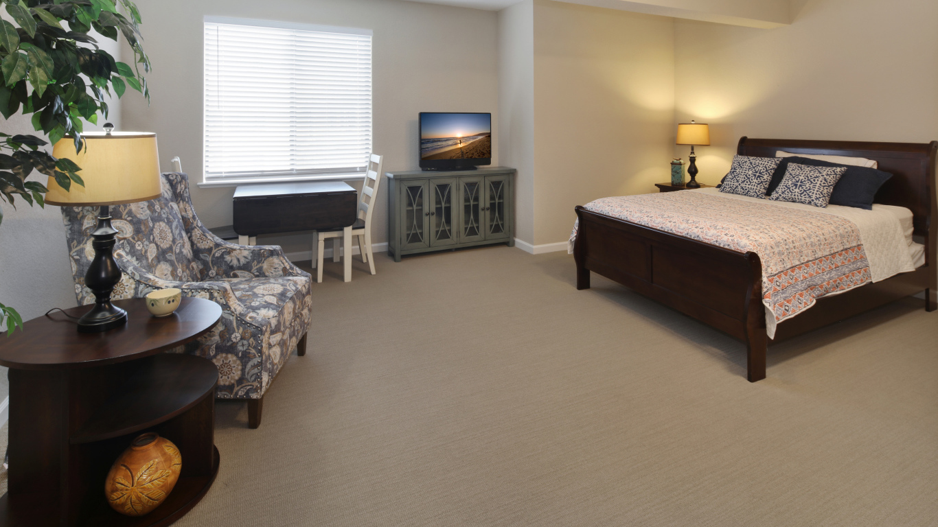 Просторная спальня с большой деревянной кроватью 