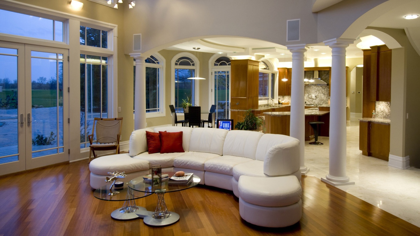 Просторная гостиная с белым кожаным диваном 