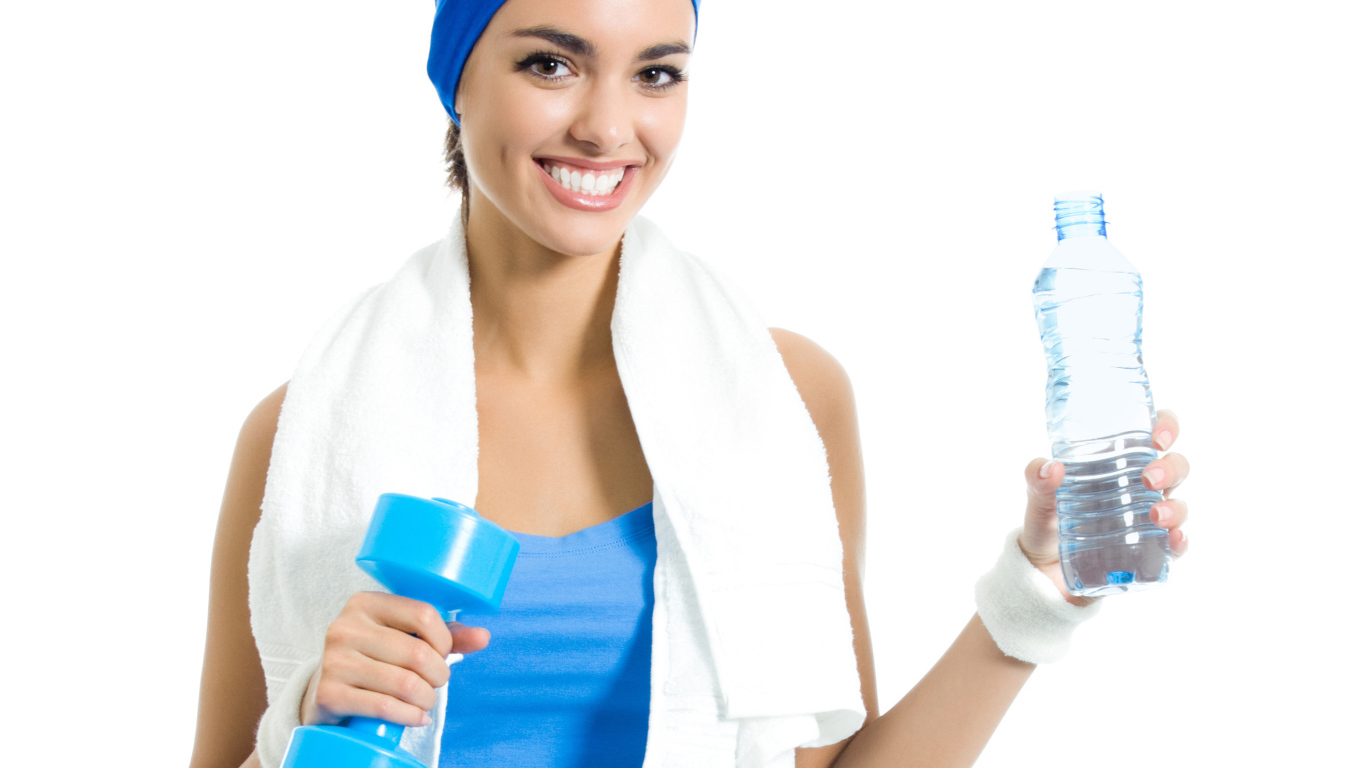 Спортивная девушка с гантелей с бутылкой воды в руке 