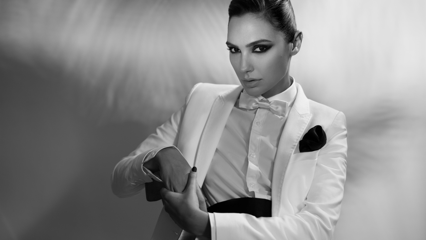 Стильная актриса Галь Гадот в костюме черно белое фото