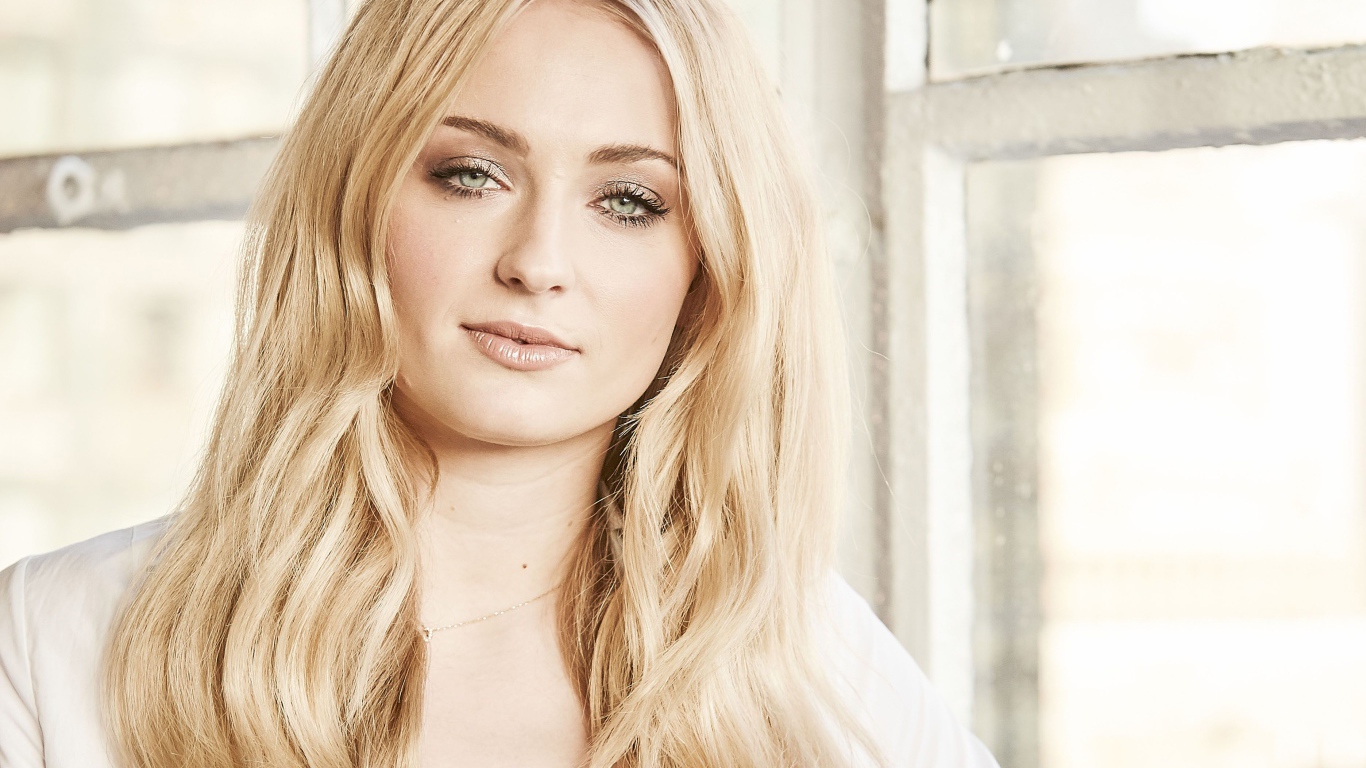 Стильная блондинка, актриса Софи Тёрнер у окна 