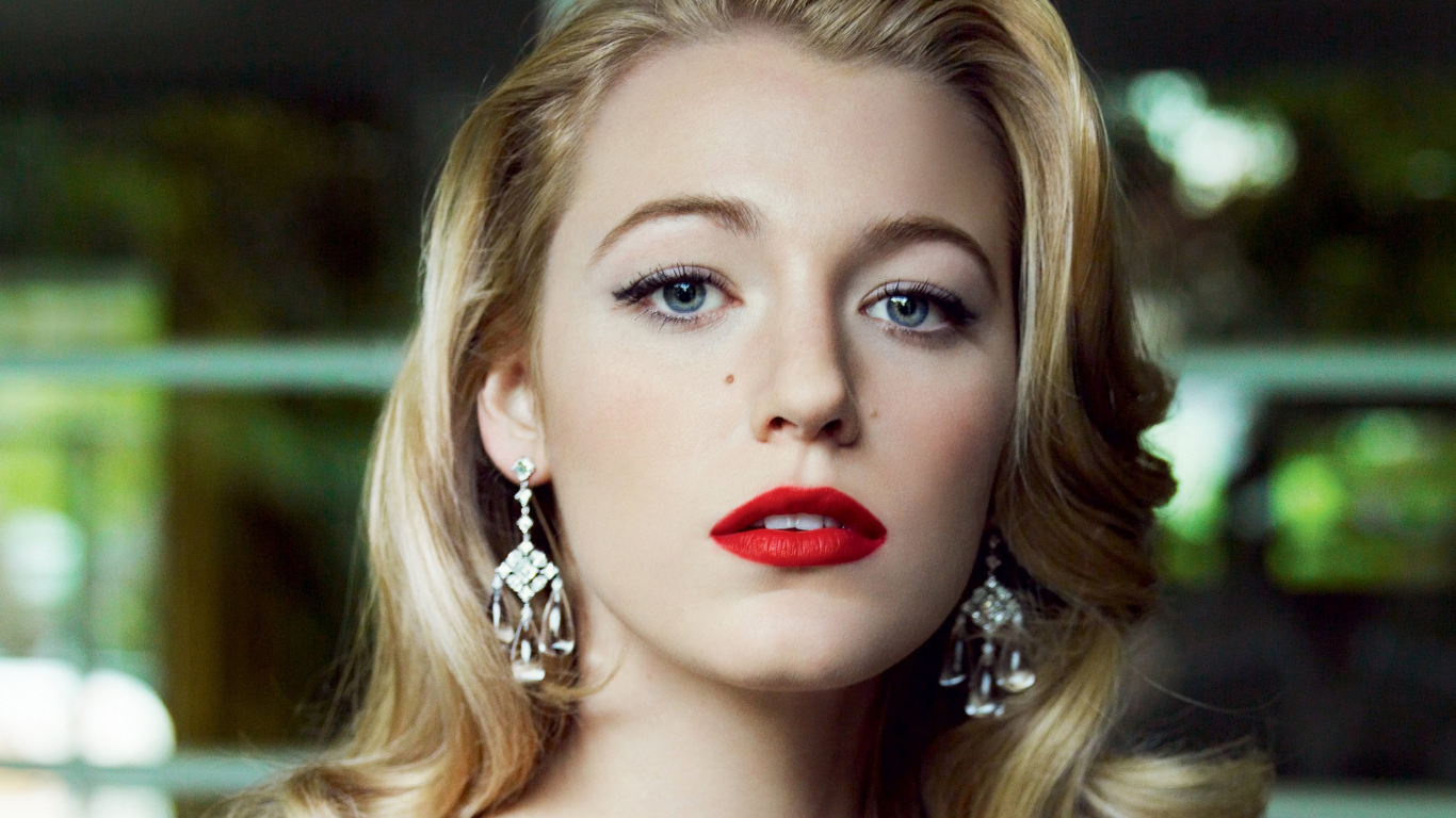 Нежная блондинка с красными губами, актриса Блейк Лайвли 