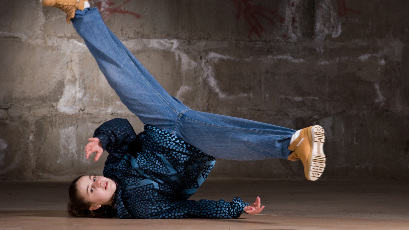 Девушка занимается брейк дансом 