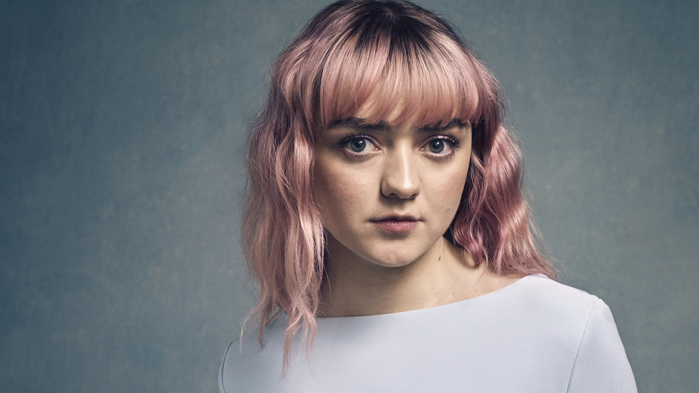 Девушка с розовыми волосами, актриса Мэйси Уильямс на сером фоне