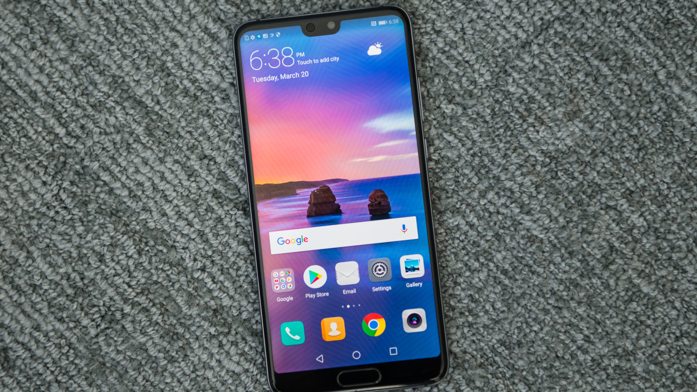 Новый смартфон Huawei P20 Pro, 2019 года на сером фоне