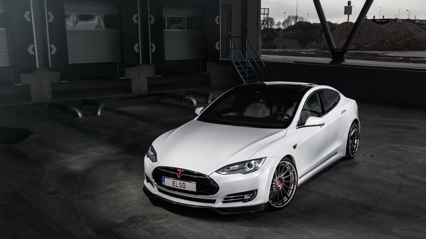 Белый автомобиль Tesla Model S 