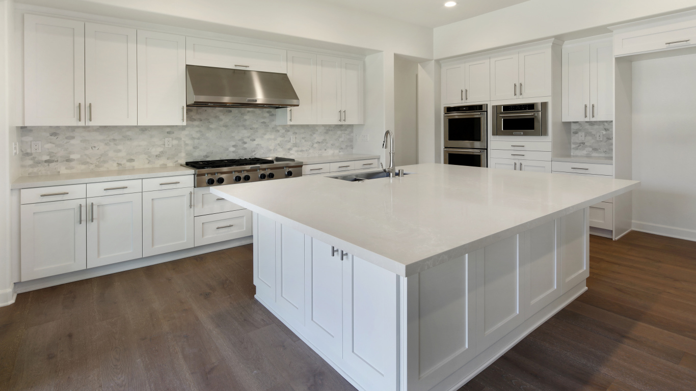 Белая большая кухня со столом