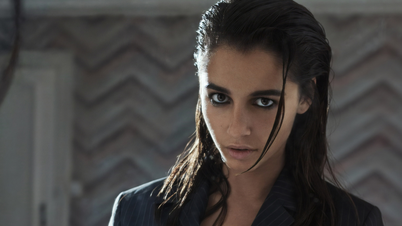 Молодая актриса Наоми Скотт с мокрыми волосами