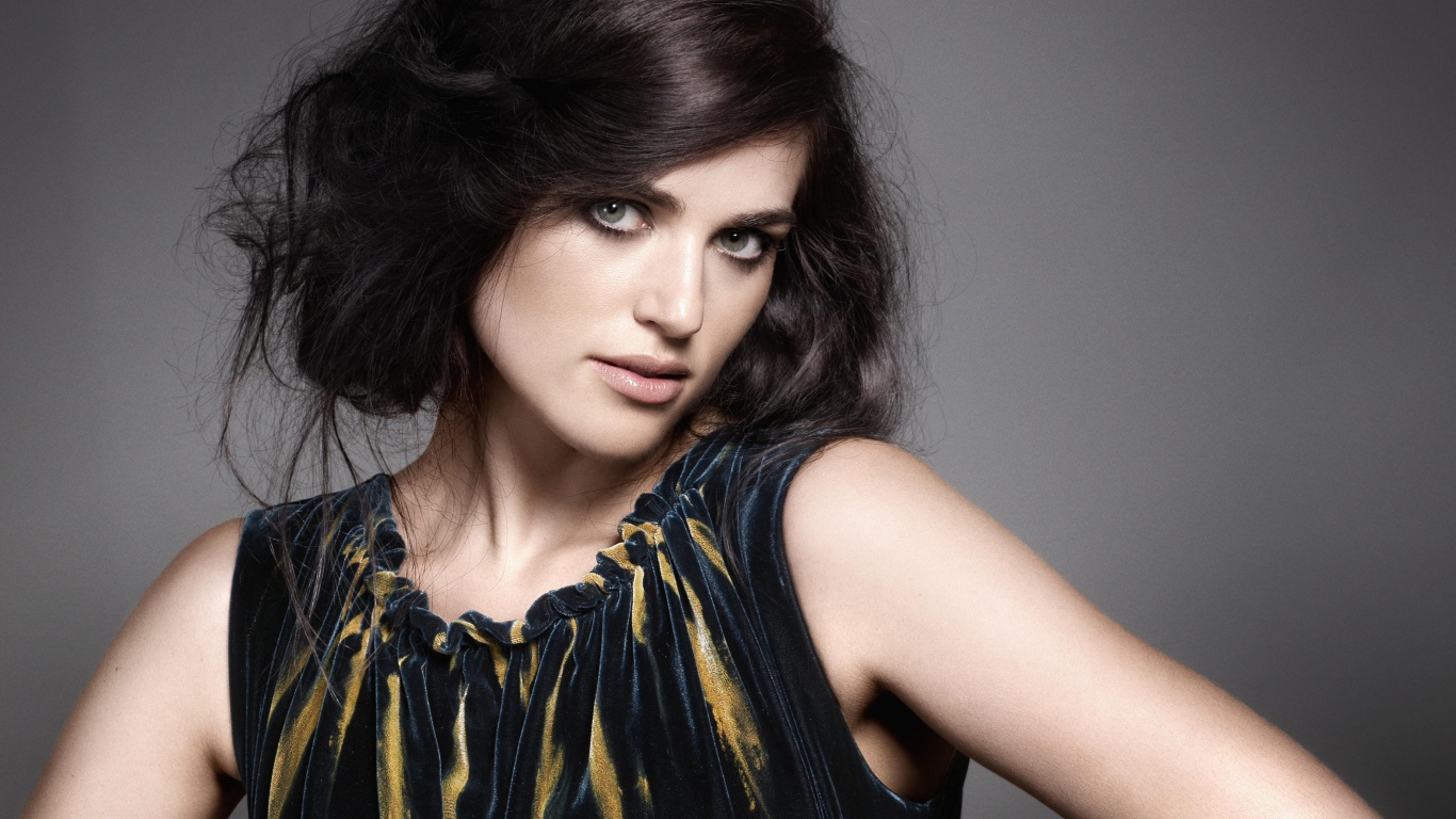 Молодая красивая девушка, актриса Кэти Макграт на сером фоне