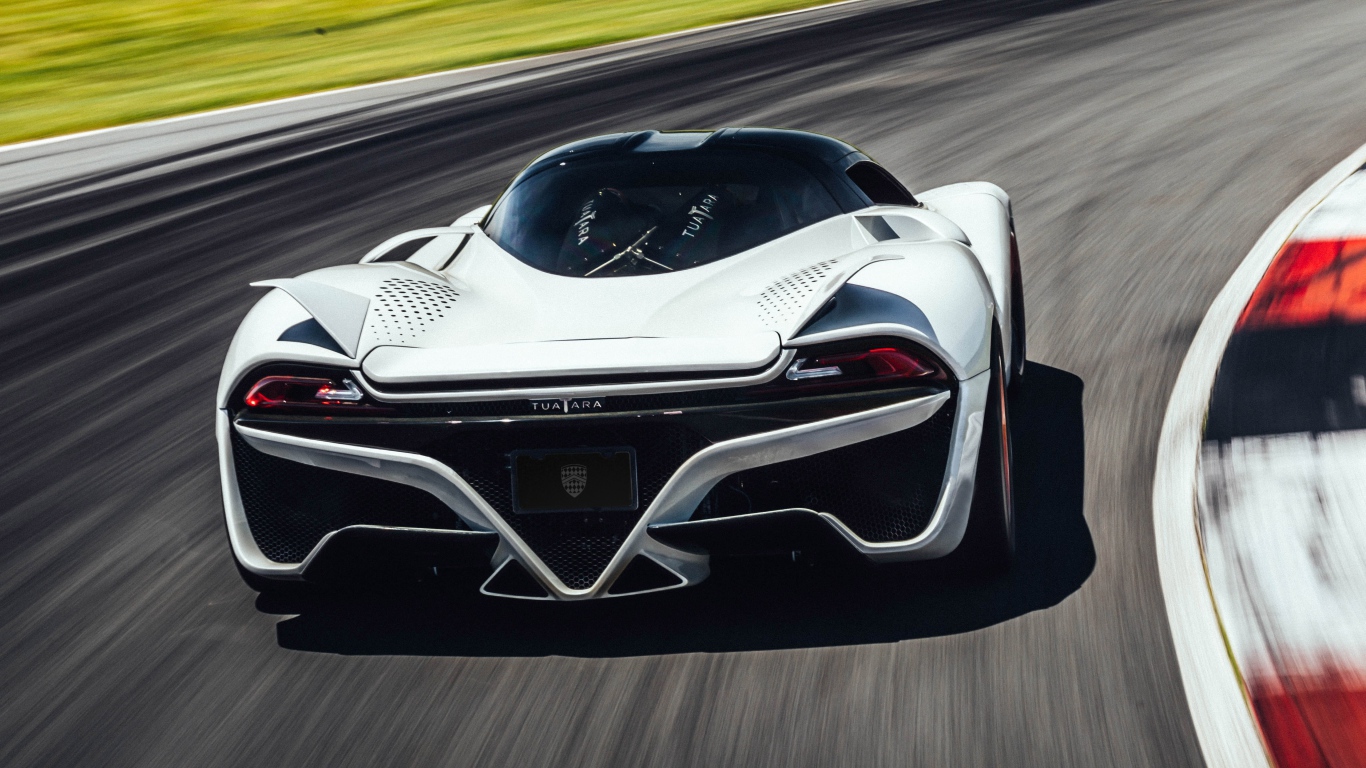 Спортивный автомобиль SSC Tuatara, 2019 года на трассе