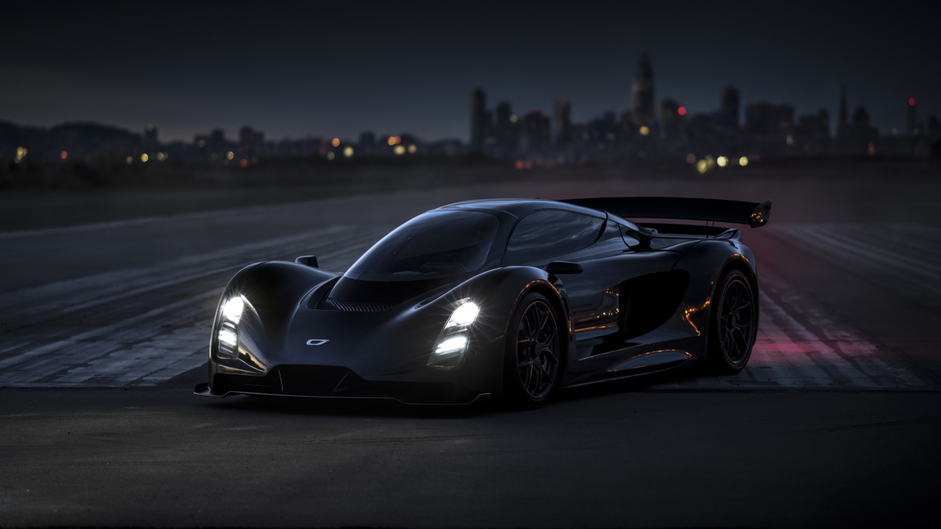 Черный гоночный автомобиль Czinger 21C Lightweight Track 2020 года на трассе