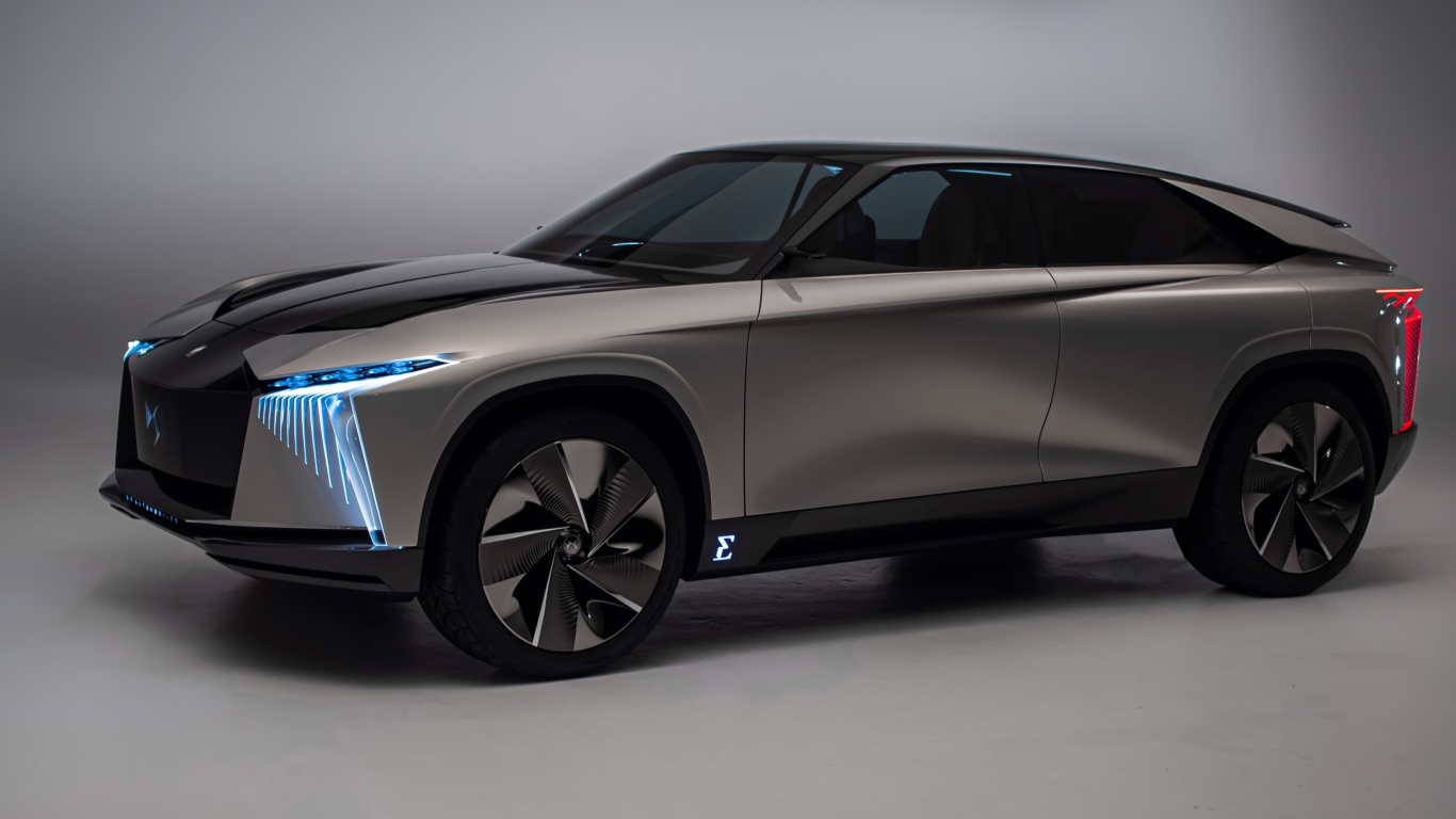 Серебристый автомобиль DS Aero Sport Lounge 2020 года на сером фоне