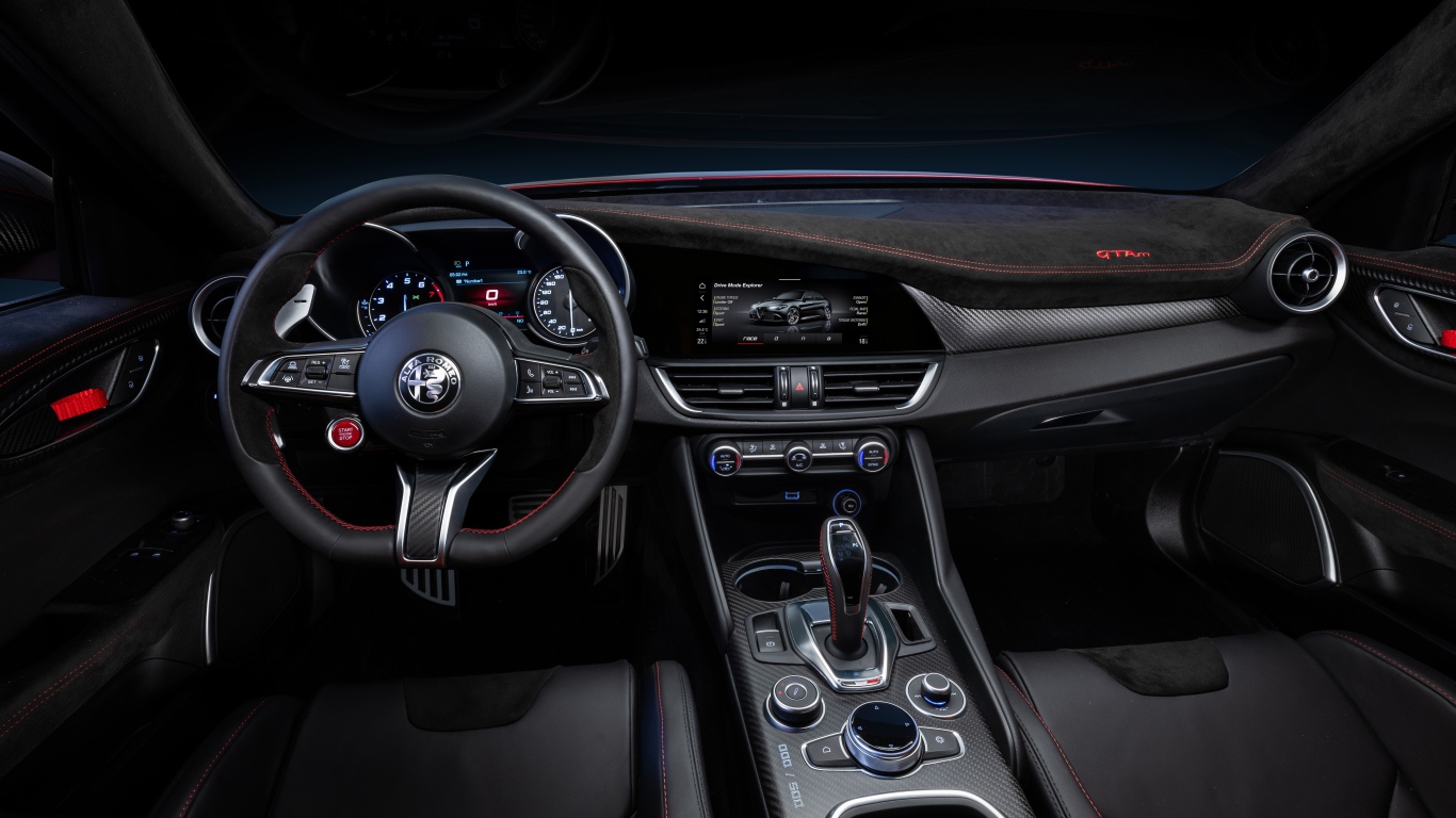 Салон автомобиля Alfa Romeo Giulia GTAm 2020 года 