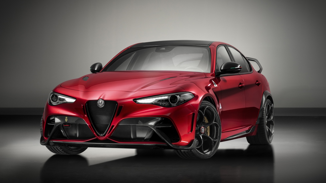 Красный автомобиль Alfa Romeo Giulia GTAm 2020 года на сером фоне