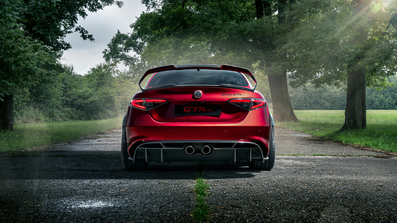 Красный автомобиль Alfa Romeo Giulia GTAm, 2021 года вид сзади