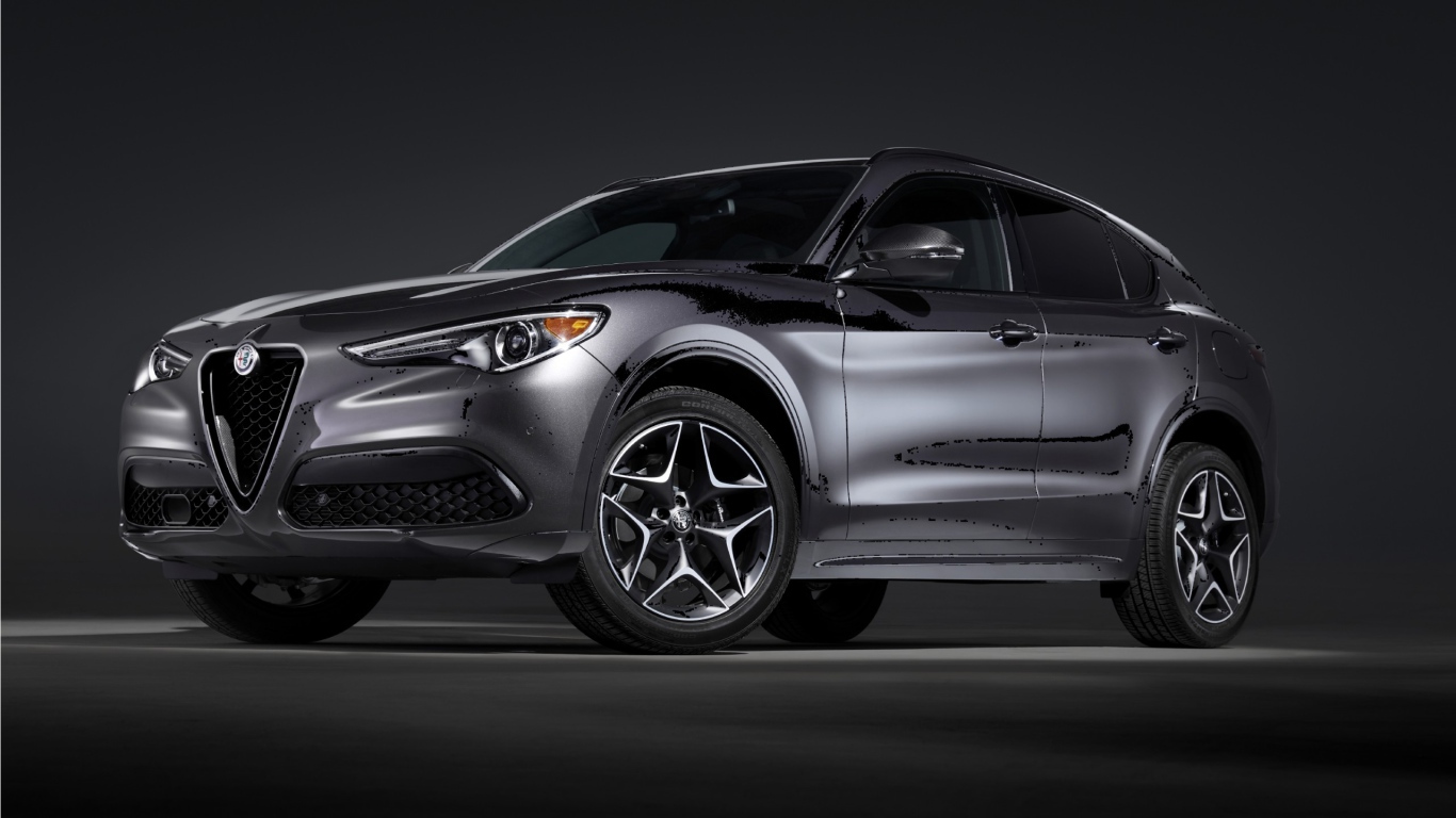 Серебристый автомобиль Alfa Romeo, 2020 года на сером фоне