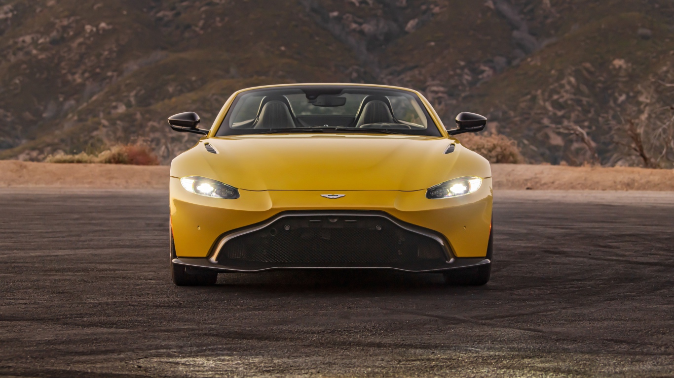 Автомобиль  Aston Martin Vantage Roadster, 2021 года с включенными фарами