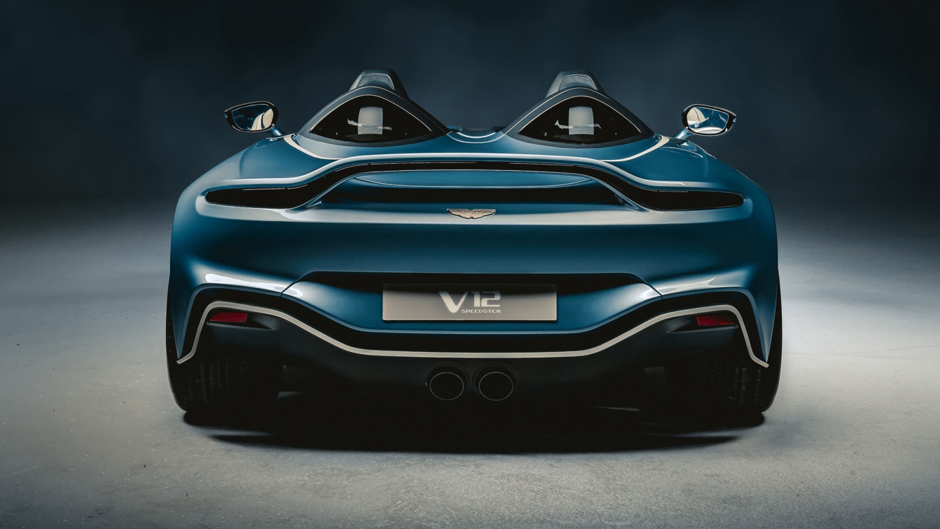 Автомобиль Aston Martin V12 Speedster 2020 года вид сзади на сером фоне