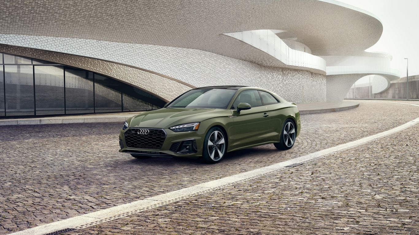 Автомобиль  Audi A5 Coupe 45 TFSI Quattro S Line 2020 года у здания 