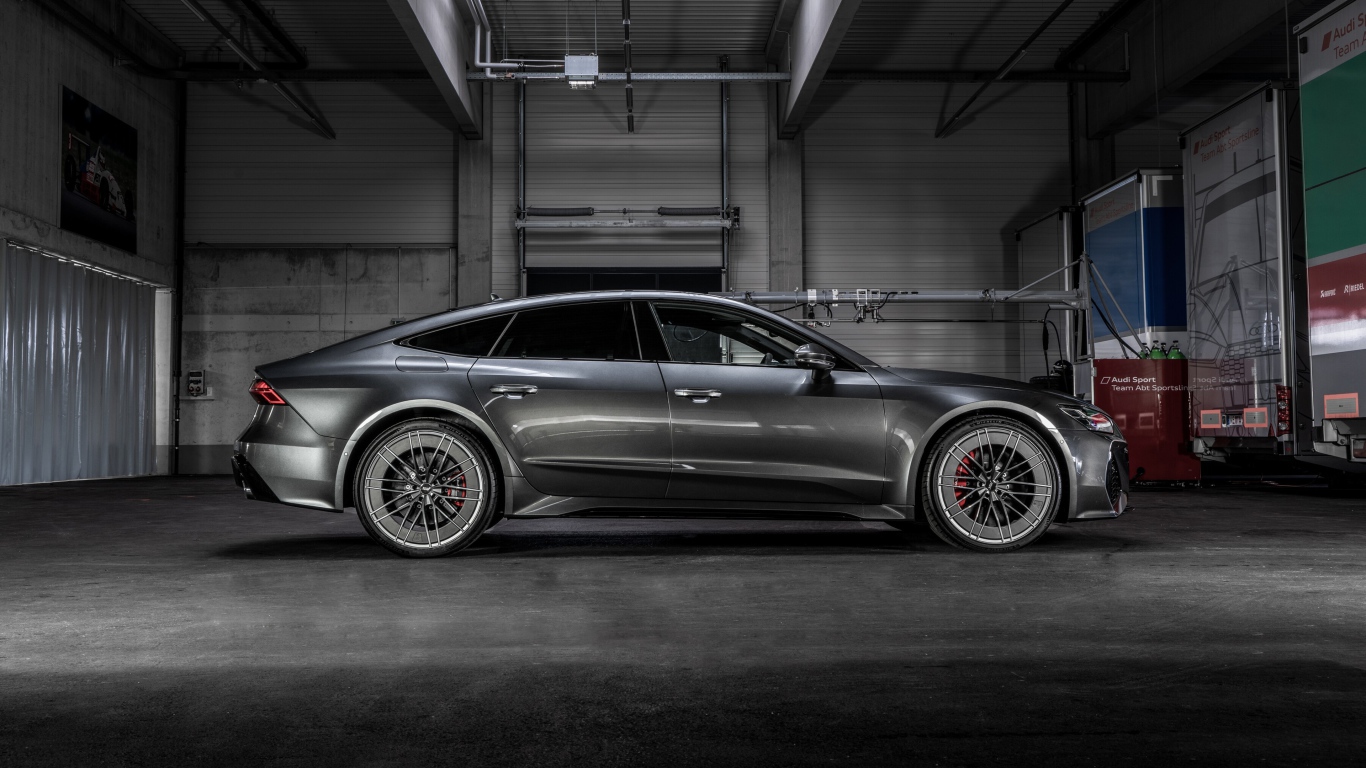 Автомобиль  Audi RS 7 Sportback 2020 года в гараже вид сбоку 