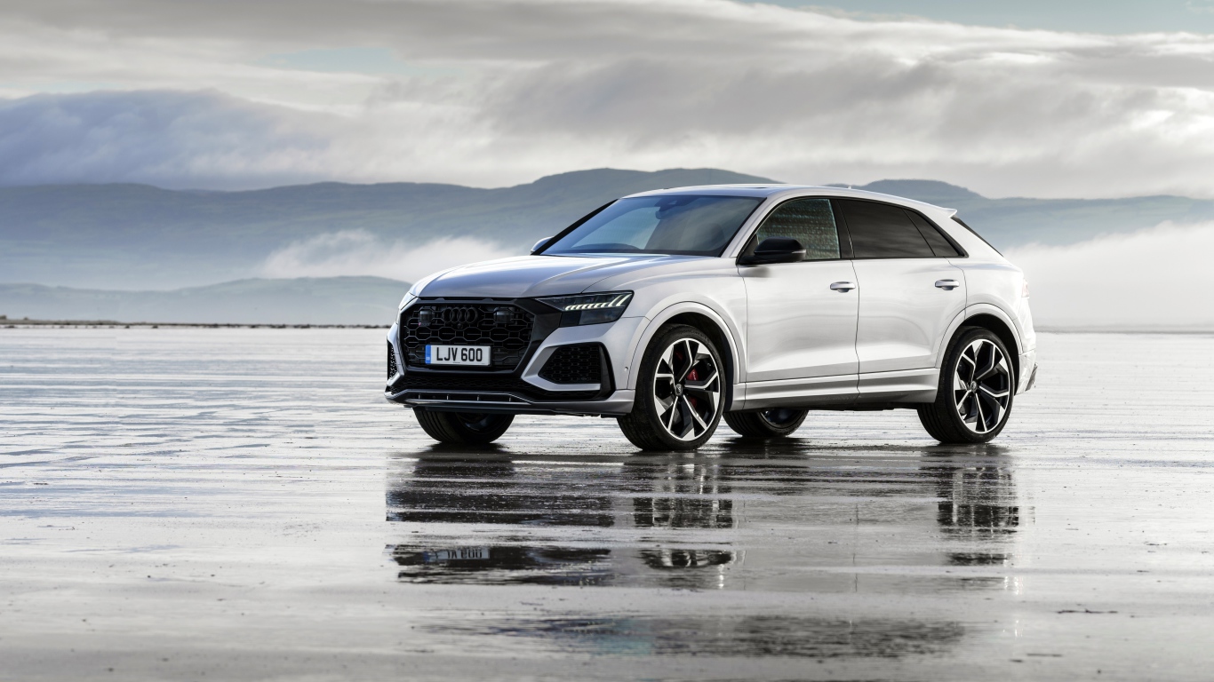 Внедорожник Audi RS Q8 2020 года на мокром асфальте 
