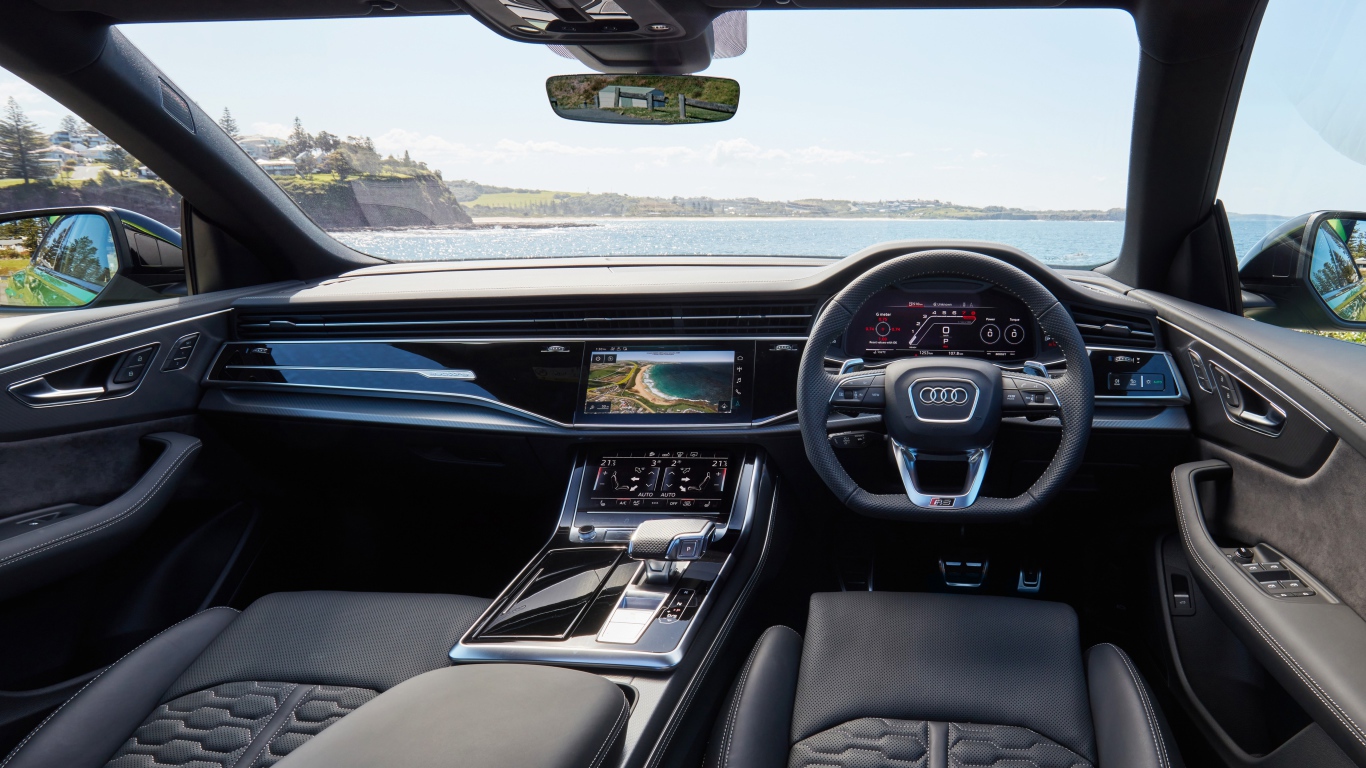 Черный кожаный салон автомобиля Audi RS Q8 2020 года 