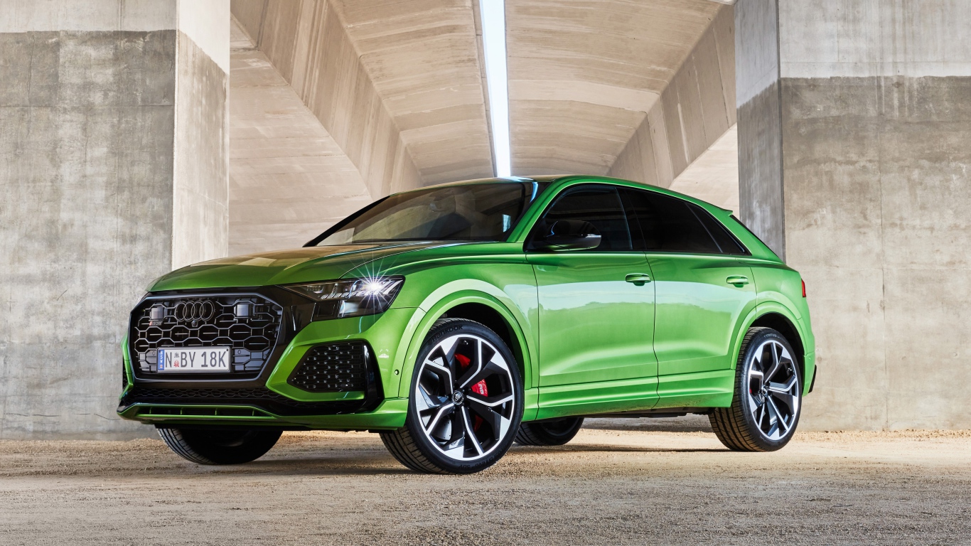 Зеленый автомобиль Audi RS Q8 2020 года под мостом