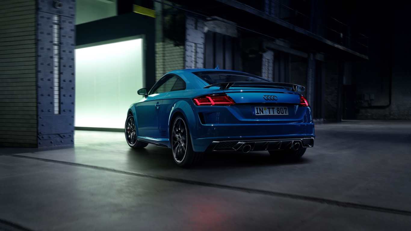 Синий автомобиль Audi TT Coupe 45 TFSI Quattro S Line Competition Plus 2020  года вид сзади