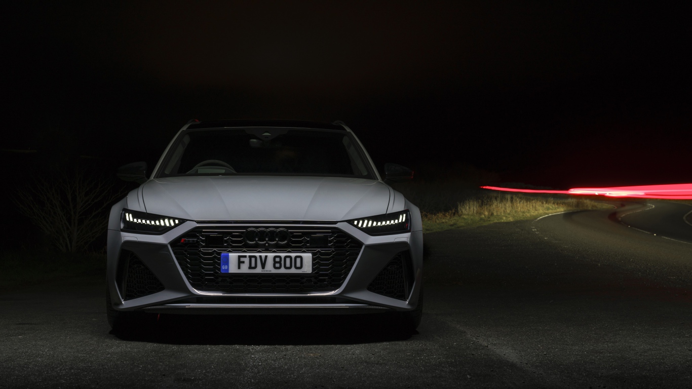 Серебристый автомобиль Audi RS 6 Avant 2020 года 