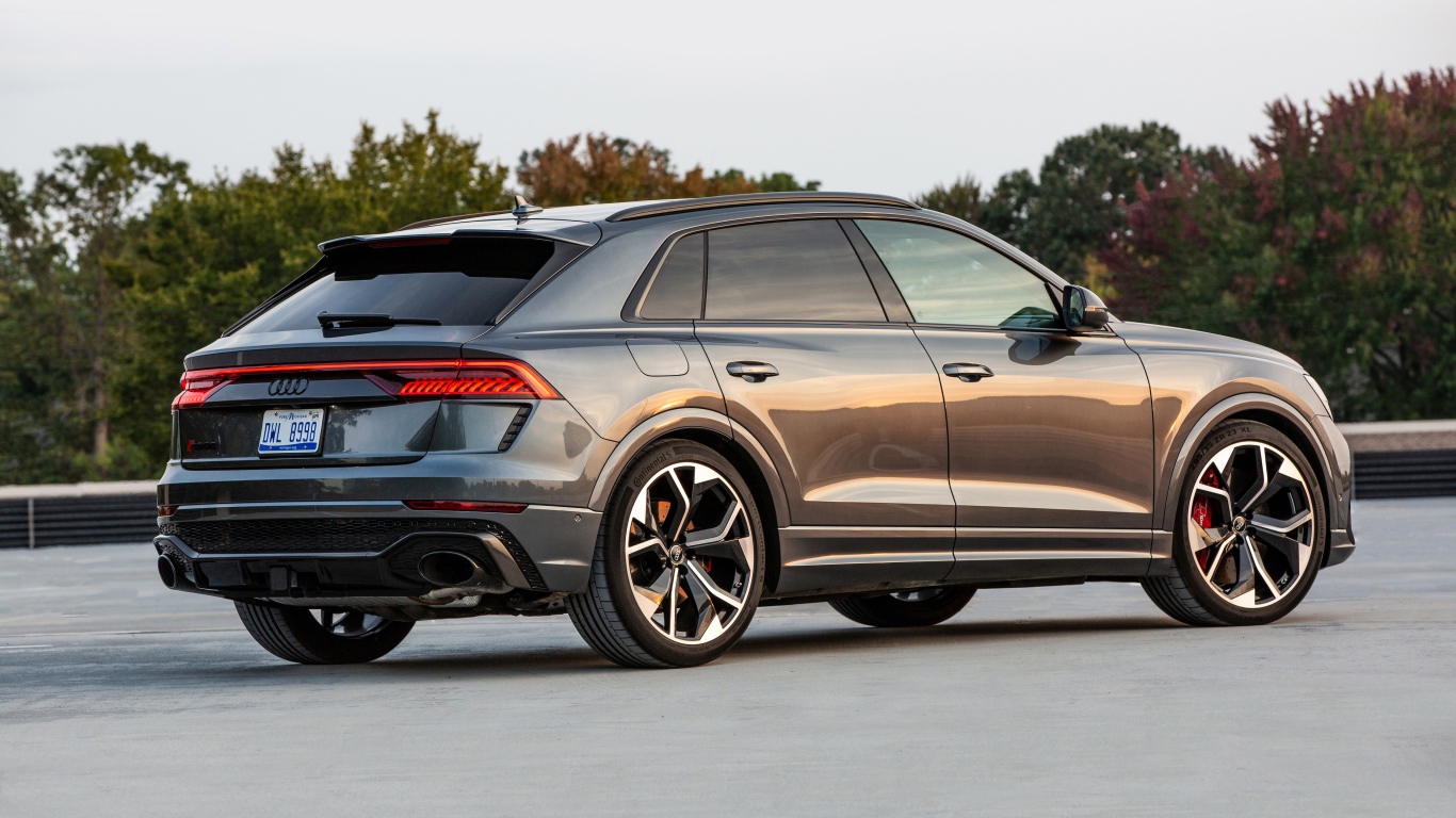 Автомобиль  Audi RS Q8, 2021 года вид сзади