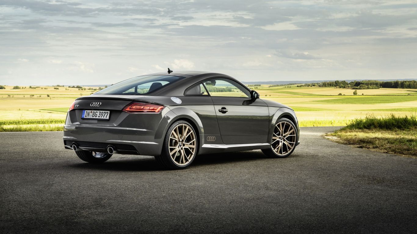 Автомобиль Audi TT, 2021 года на фоне полей