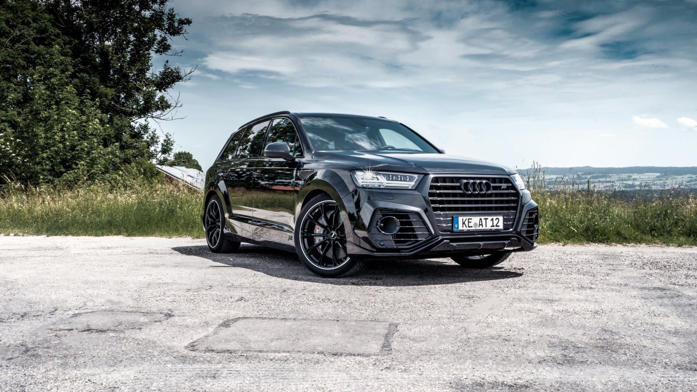 Черный автомобиль ABT Audi Q7 50 TDI на фоне неба