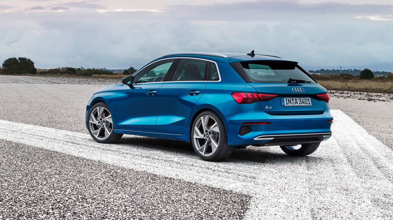 Синий автомобиль Audi A3 Sportback 35 TFSI 2020 года вид сзади