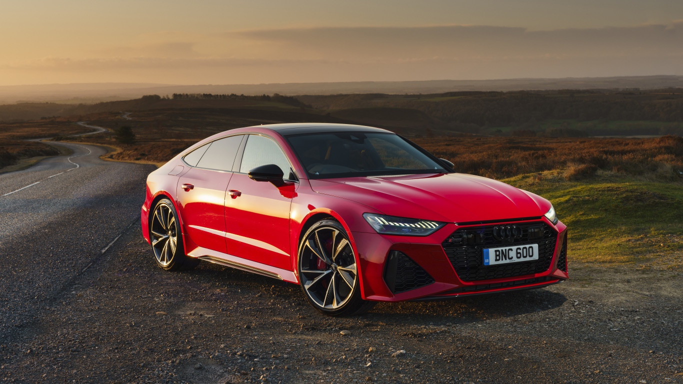 Красный автомобиль Audi RS 7 Sportback 2020 на трассе 