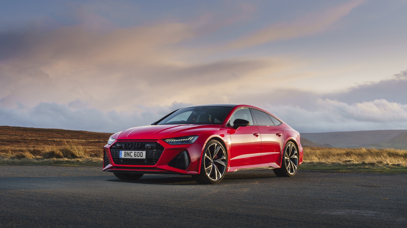 Красный автомобиль Audi RS 7 Sportback 2020 года на дороге 