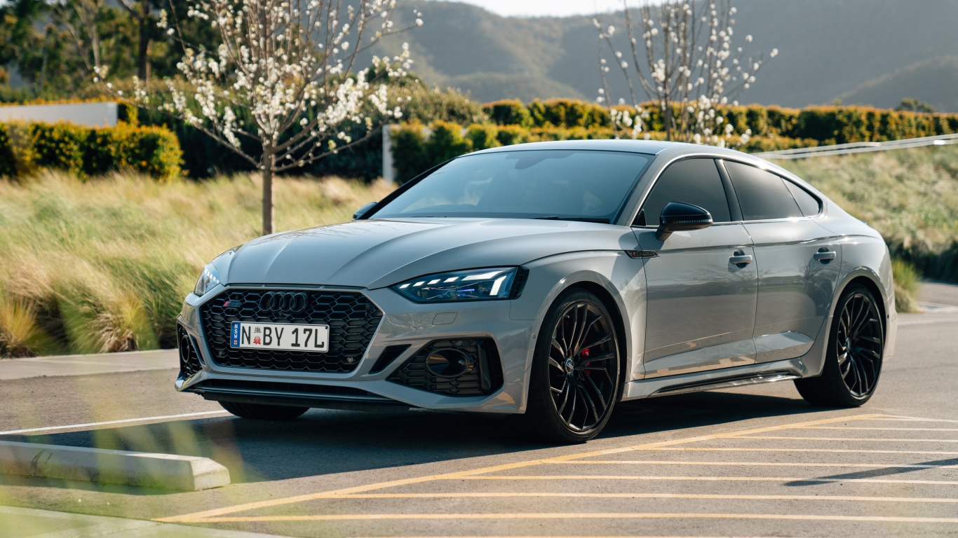 Серебристый автомобиль Audi RS 5 Sportback 2020 года на дороге