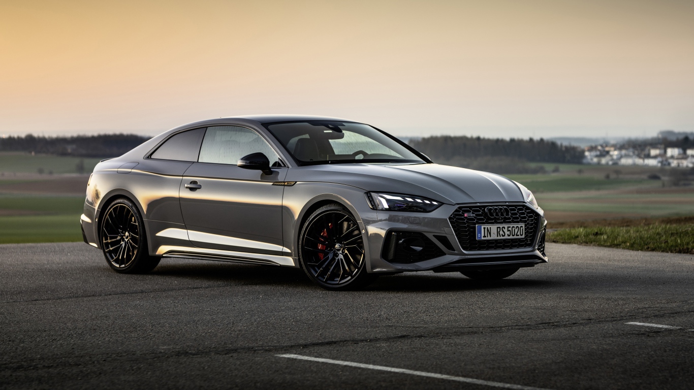 Серебристый автомобиль Audi RS 5 Coupe 