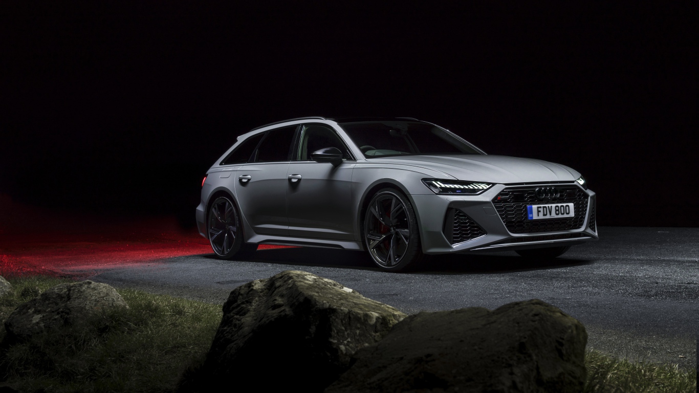 Серебристый автомобиль Audi RS 6 Avant 2020 года на дороге ночью 