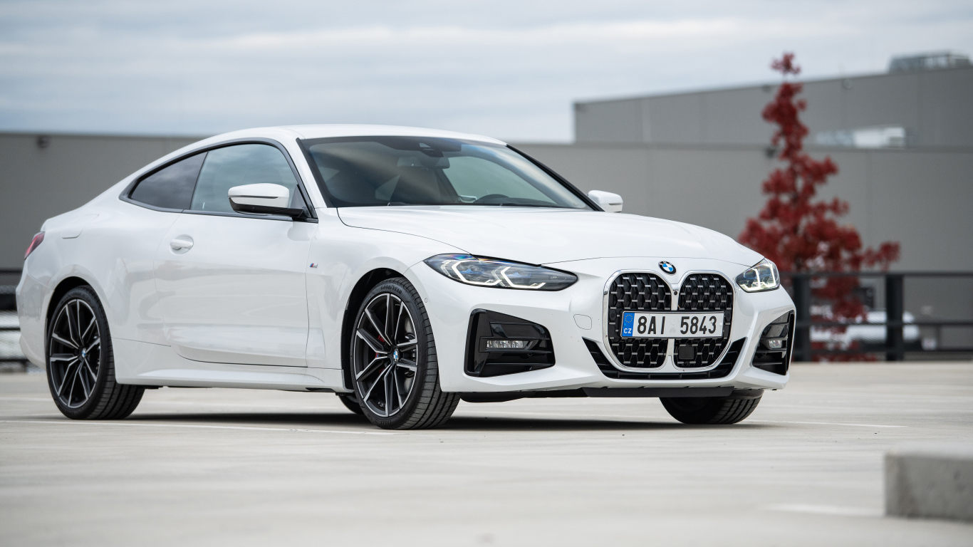 Белый автомобиль BMW 420d XDrive Coupé M Sport 2020 года