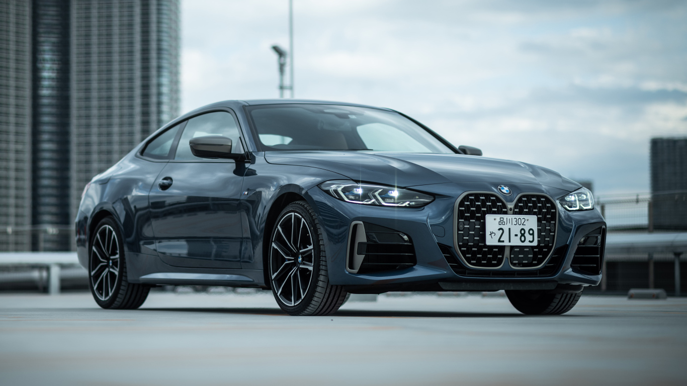 Автомобиль BMW M440i XDrive Coupé 2020 года на фоне города