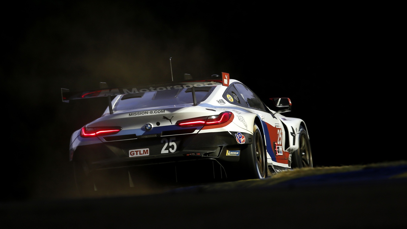 Гоночный автомобиль BMW M8 GTE 2020 года на соревнованиях 