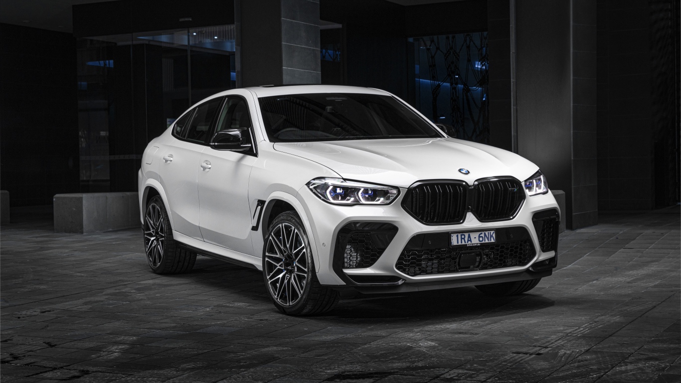 Белый автомобиль BMW X6 M Competition 2020 года 