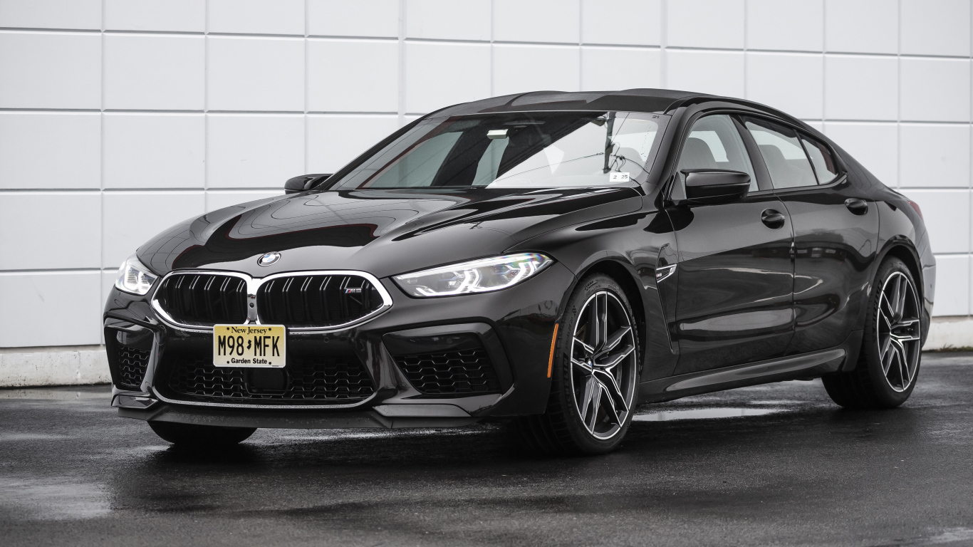 Черный автомобиль BMW M8, 2020 года