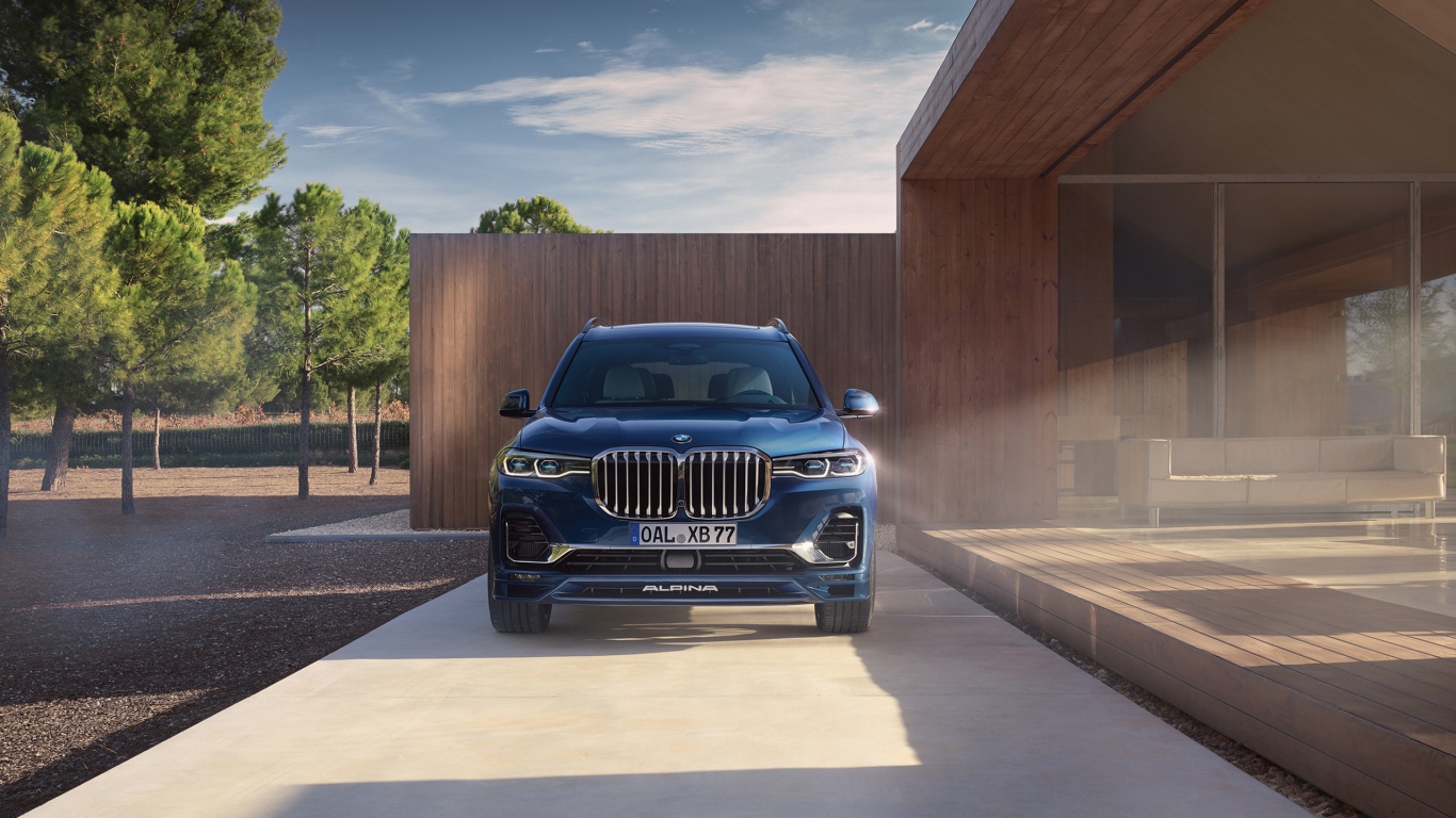 Автомобиль BMW Alpina XB7, 2021 года у дома