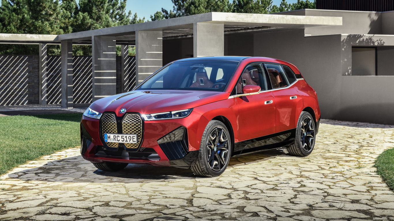 Красный кроссовер BMW IX Sport 2021 года у дома