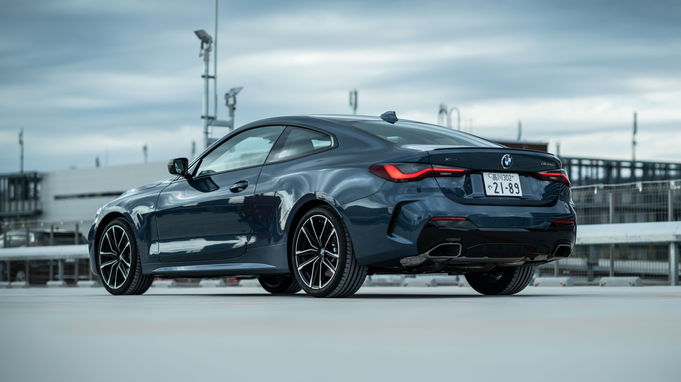 Стильный автомобиль BMW M440i XDrive Coupé 2020 года вид сзади