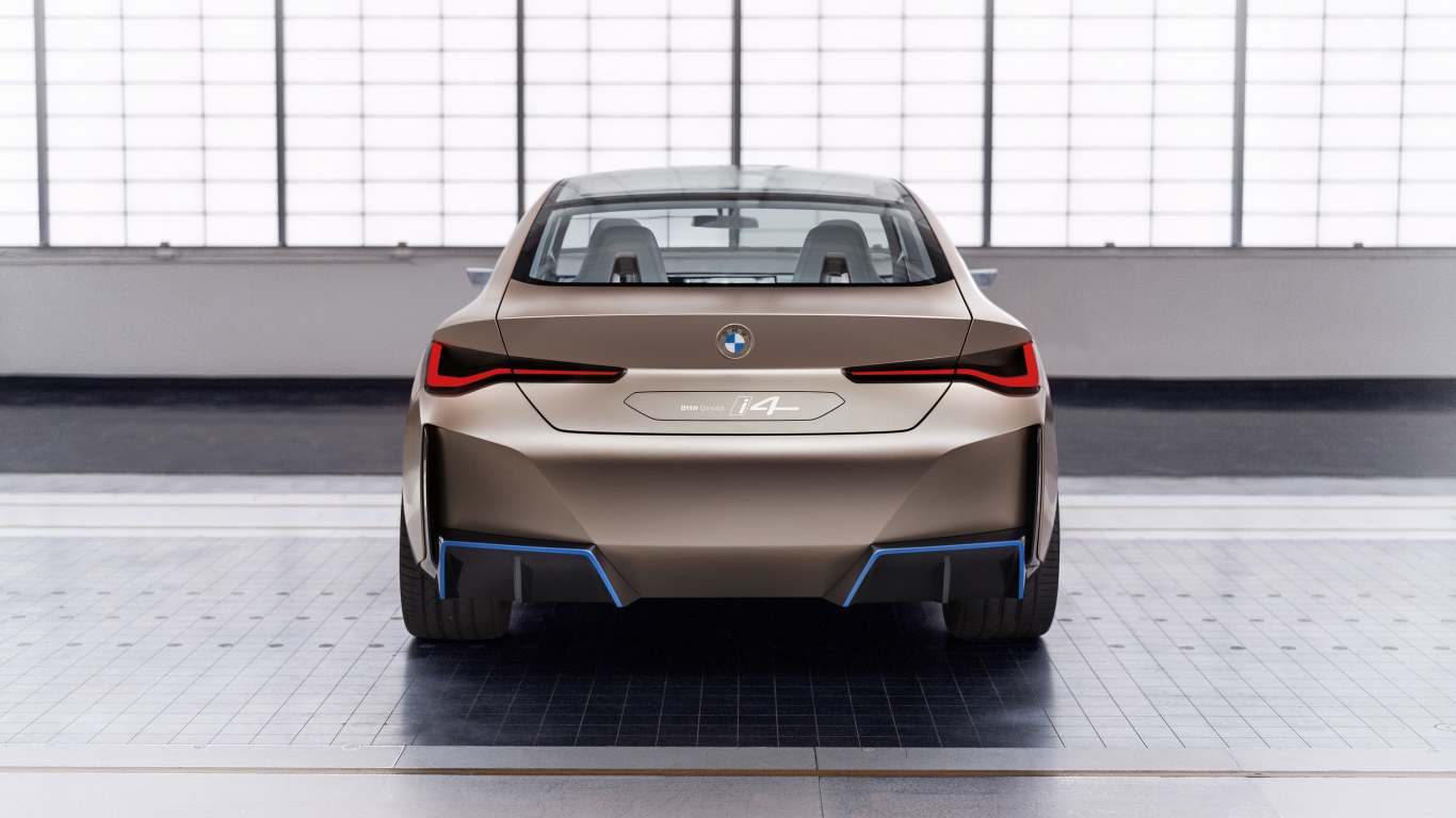 Автомобиль BMW Concept I4 2020 года вид сзади
