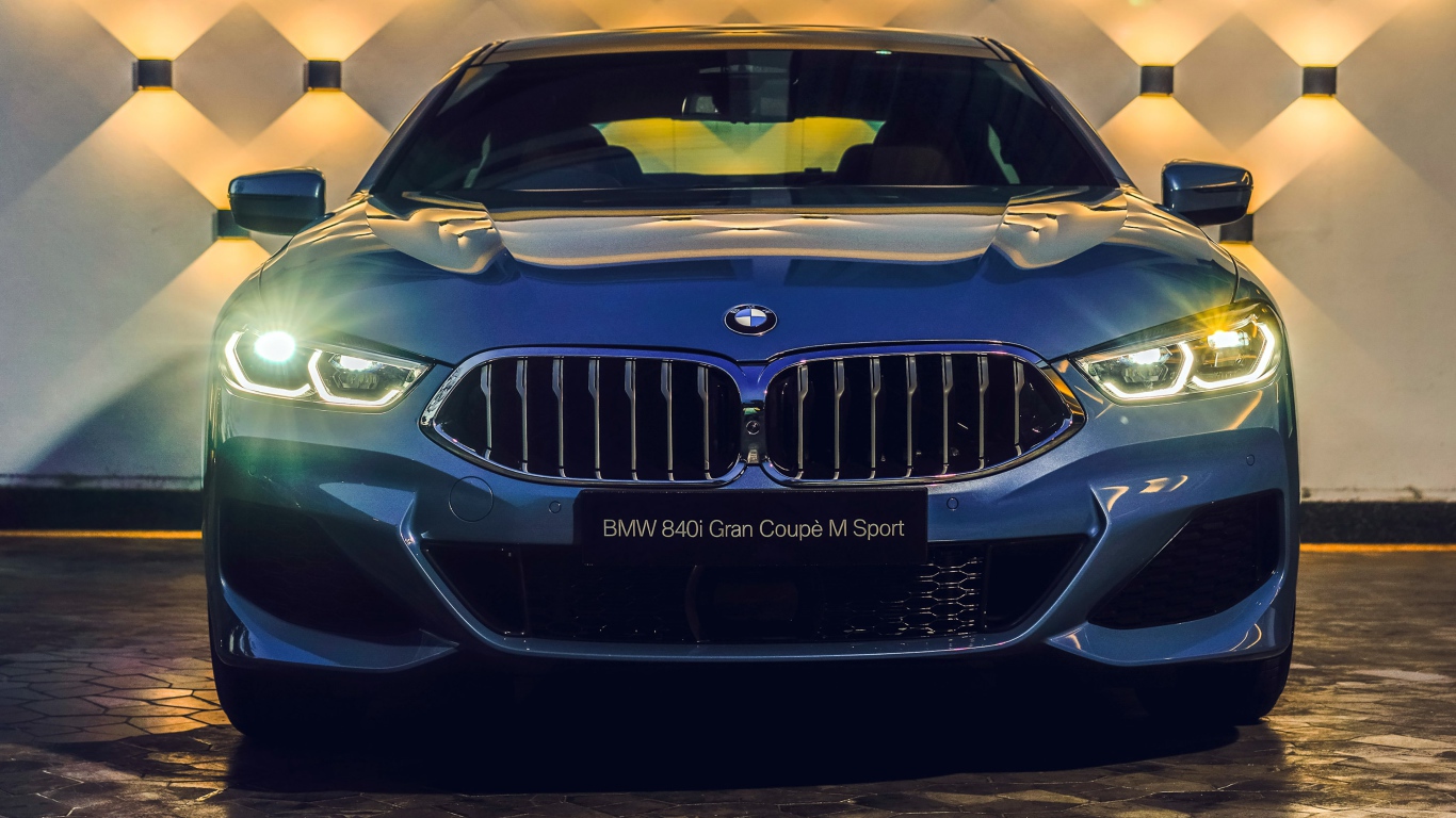 Синий автомобиль BMW 840i M Sport  2020  года крупным планом