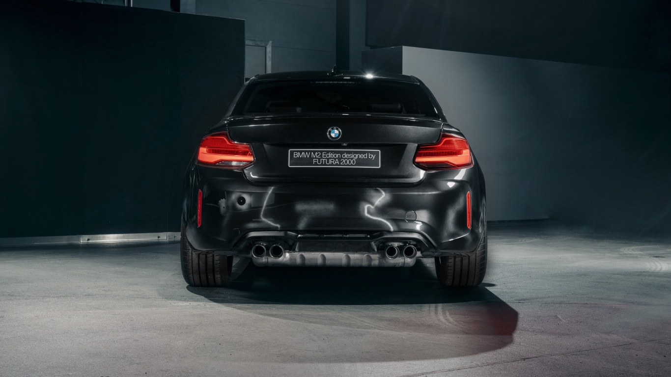 Черный автомобиль  BMW M2, 2020 года вид сзади